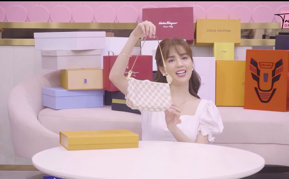 Diệu Nhi gây bất ngờ khi hát cải lương; Hai nàng Hậu diện váy đỏ chót khoe vòng 1 quyến rũ ảnh 1