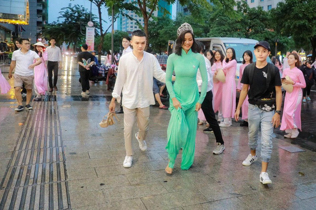 Showbiz 18/6: H'Hen Niê đi chân trần dưới mưa gây “sốt”, Hoàng Thùy Linh - Gil Lê tình tứ ảnh 1