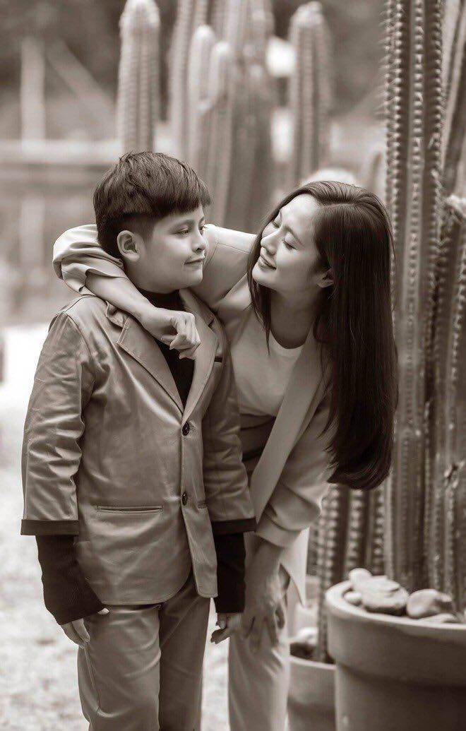 Mỹ Tâm phủ nhận tin đồn mang thai; Ngọc Trinh “táo bạo” diện đầm cắt xẻ hở gần hết ngực ảnh 10