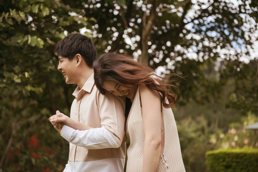 Ngọc Trinh tạo dáng... trên bàn ăn; Lan Khuê không được đi chơi vì lý do bất khả kháng ảnh 2