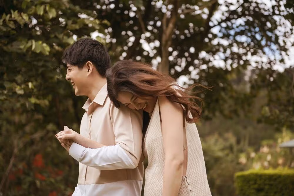 Ngọc Trinh tạo dáng... trên bàn ăn; Lan Khuê không được đi chơi vì lý do bất khả kháng ảnh 2