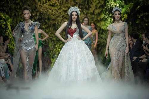 Showbiz 19/7: Hiền Thục phô diễn body, Hương Giang ướt át bên hồ bơi ảnh 3