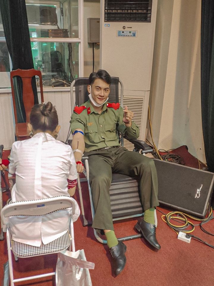 Tham gia Chúng tôi là chiến sĩ, chàng cảnh vệ gây thương nhớ với ngoại hình cực điển trai ảnh 2