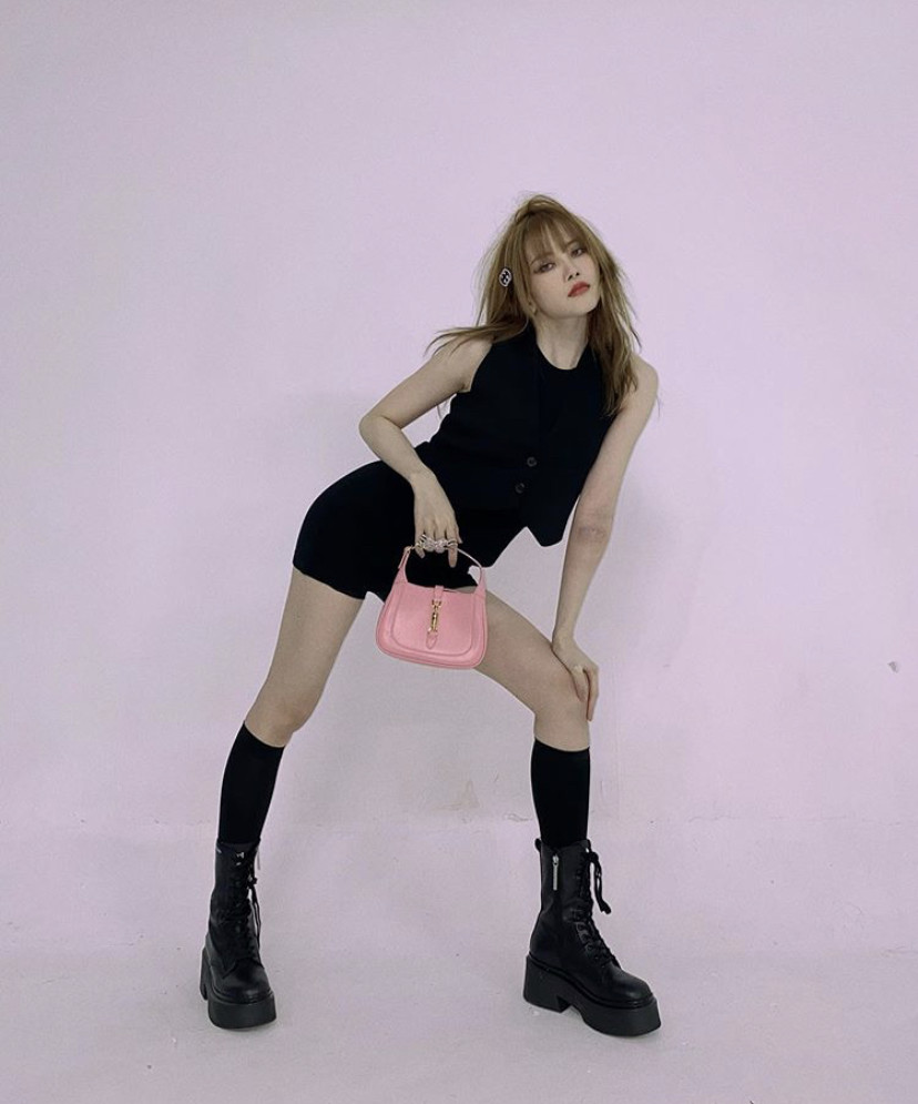 Hương Giang “tình tứ” trên du thuyền cùng bạn trai; Phạm Hương “đẫy đà” vì nghỉ dịch ảnh 13