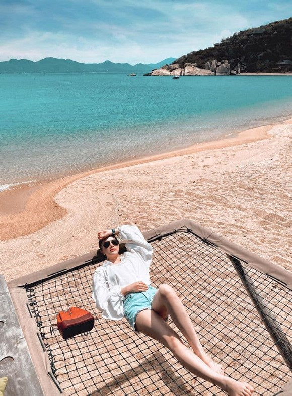 Showbiz 20/6: Hương Giang khoe body căng đét, Trương Ngọc Ánh - Trần Bảo Sơn tái ngộ ảnh 17