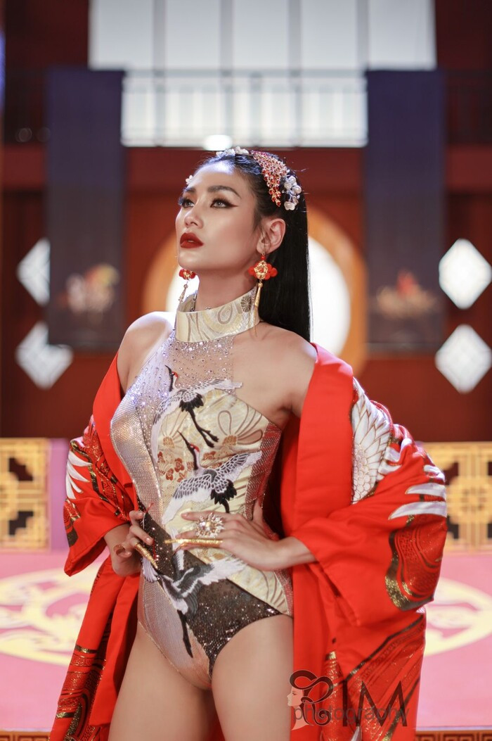 Showbiz 4/8: Ngọc Trinh phỗ diễn đường cong nóng bỏng, BB Trần diện váy xuyên thấu ảnh 12