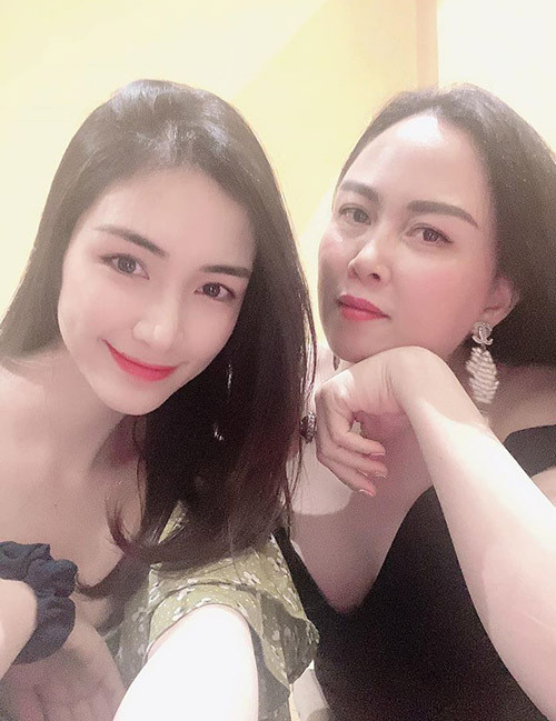 Phượng Chanel hẹn Hòa Minzy đi ăn tối. Mặc dù không hoạt động trong showbiz nhưng bà xã Quách Ngọc Ngoan chơi thân với rất nhiều sao Việt. Cách đây ít hôm, Thanh Vân Hugo đăng tải hình ảnh được bạn trai cầu hôn và cô đã đồng ý. Mới đây, cô tiếp tục đăng tải hình ảnh xinh đẹp trong bộ đầm cưới khiến đông nghiệp và người hâm mộ thích thú, chúc mừng nữ MC. Showbiz 23/5: Lynk Lee ngày càng xinh đẹp, nữ tính, Vân Hugo đi chụp ảnh cưới ảnh 9