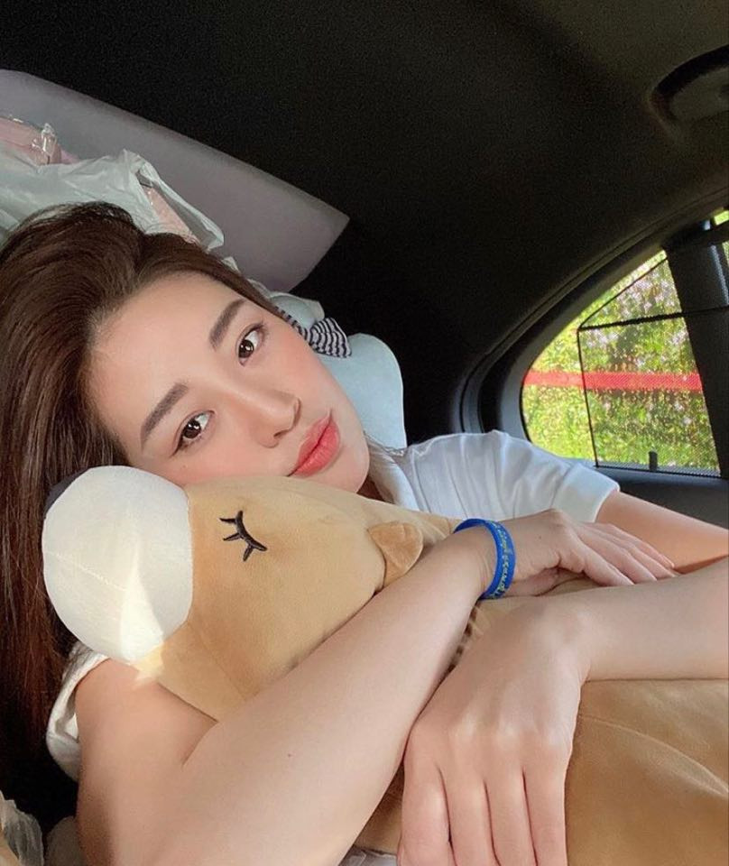 Showbiz 18/6: H'Hen Niê đi chân trần dưới mưa gây “sốt”, Hoàng Thùy Linh - Gil Lê tình tứ ảnh 4