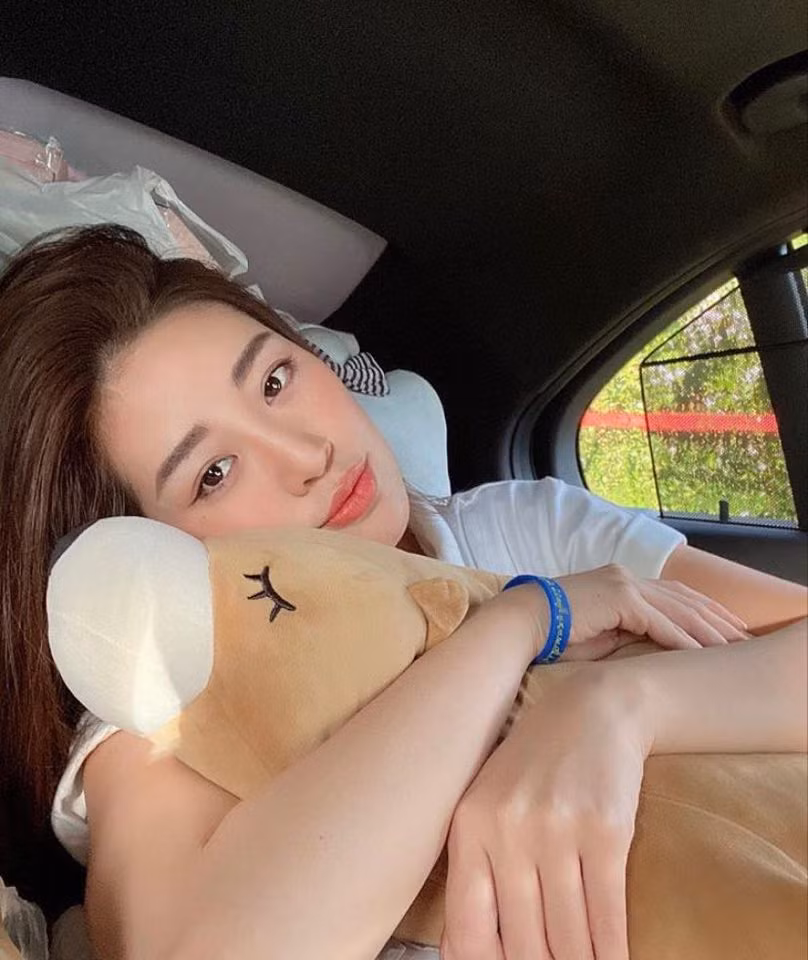 Showbiz 18/6: H'Hen Niê đi chân trần dưới mưa gây “sốt”, Hoàng Thùy Linh - Gil Lê tình tứ ảnh 4