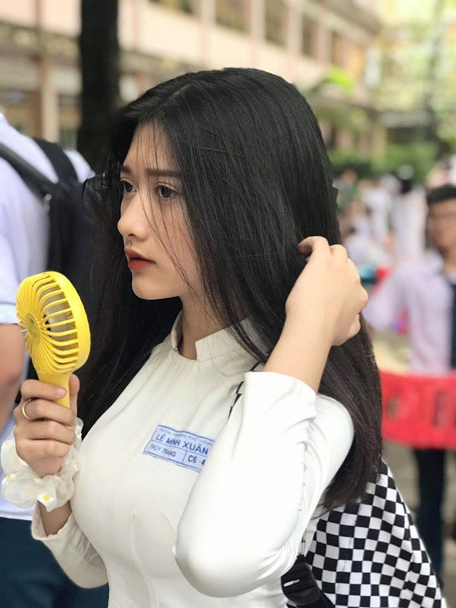Sắc màu SV 17/7: Nữ sinh trung học đẹp tựa thiên thần; hotgirl 10X sở hữu tài sản “khủng“ ảnh 2