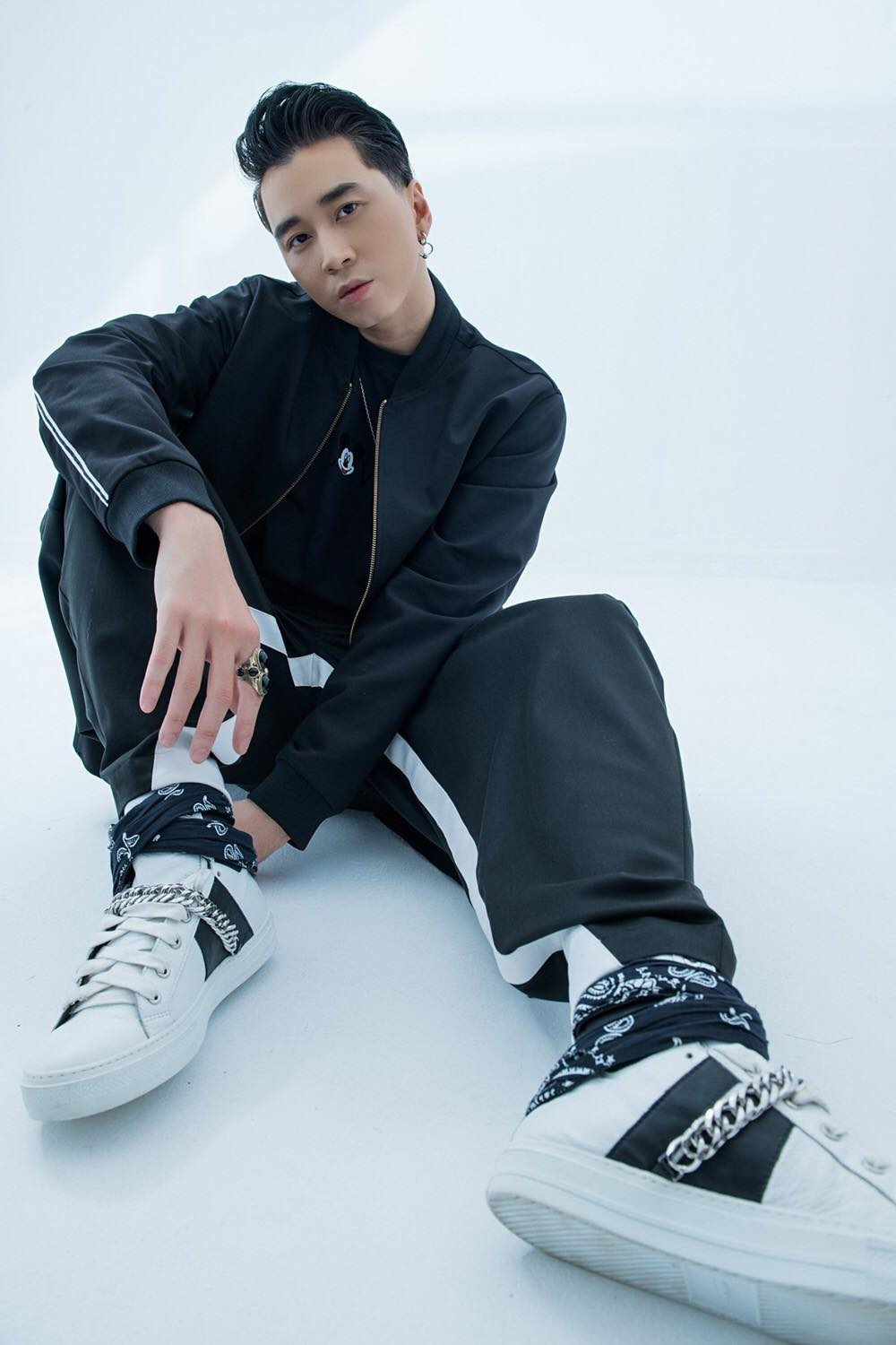 H'Hen Niê rất thoải mái nhận mình mũi nghiêng; Karik phải truyền nước vì mệt mỏi, kiệt sức ảnh 10