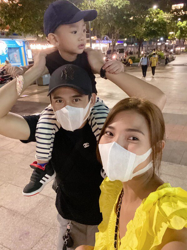 “Thả rông” khoác vét ra sân bay: Quỳnh Thư khiến người đối diện “đỏ mặt“ ảnh 1