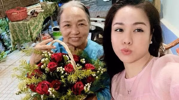 Hari Won, Nhật Kim Anh hạnh phúc bên mẹ; Angela Phương Trinh diện áo dài tại lễ Vu Lan ảnh 16