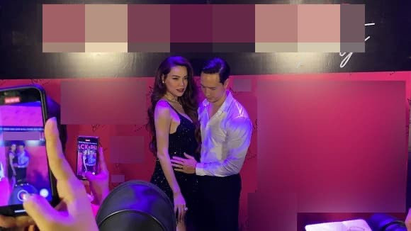 Showbiz 20/7: Kim Lý xoa bụng bầu bạn gái, lần đầu xác nhận Hồ Ngọc Hà “có tin vui” ảnh 19