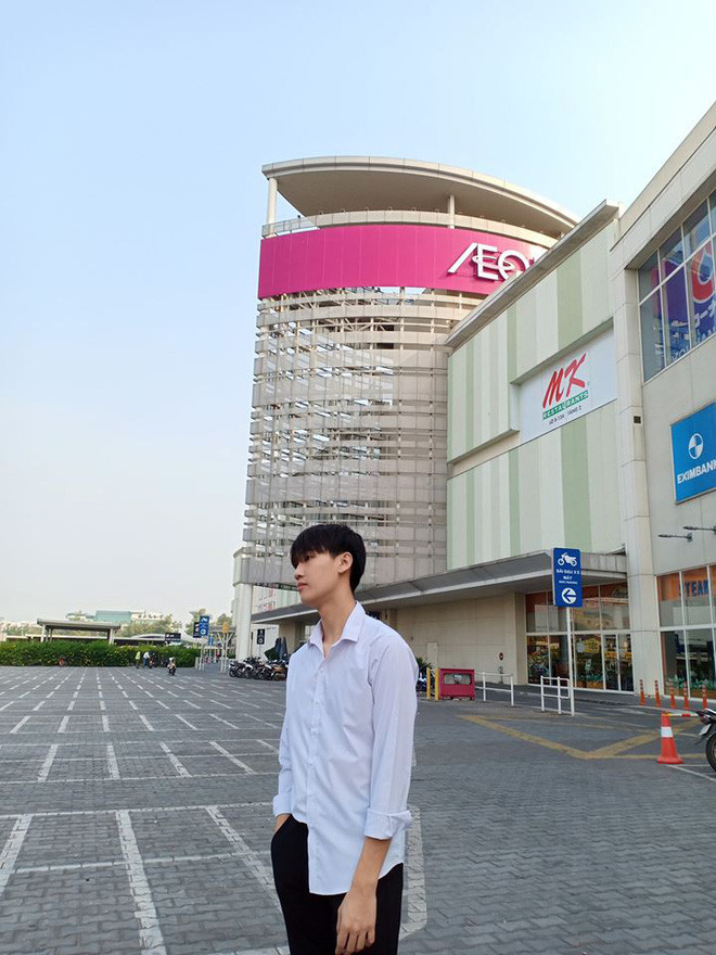 Cameraman sinh năm 2001 quá đẹp trai; nữ sinh có nụ cười tươi rói ảnh 8