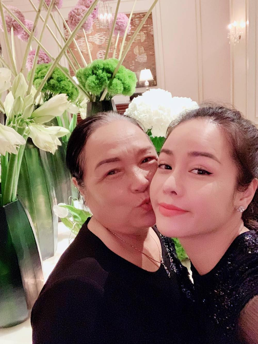 Hari Won, Nhật Kim Anh hạnh phúc bên mẹ; Angela Phương Trinh diện áo dài tại lễ Vu Lan ảnh 17