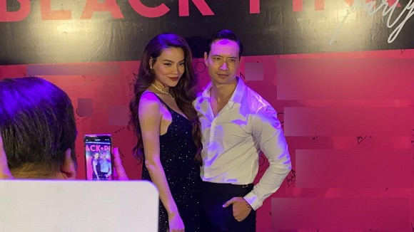 Showbiz 20/7: Kim Lý xoa bụng bầu bạn gái, lần đầu xác nhận Hồ Ngọc Hà “có tin vui” ảnh 18