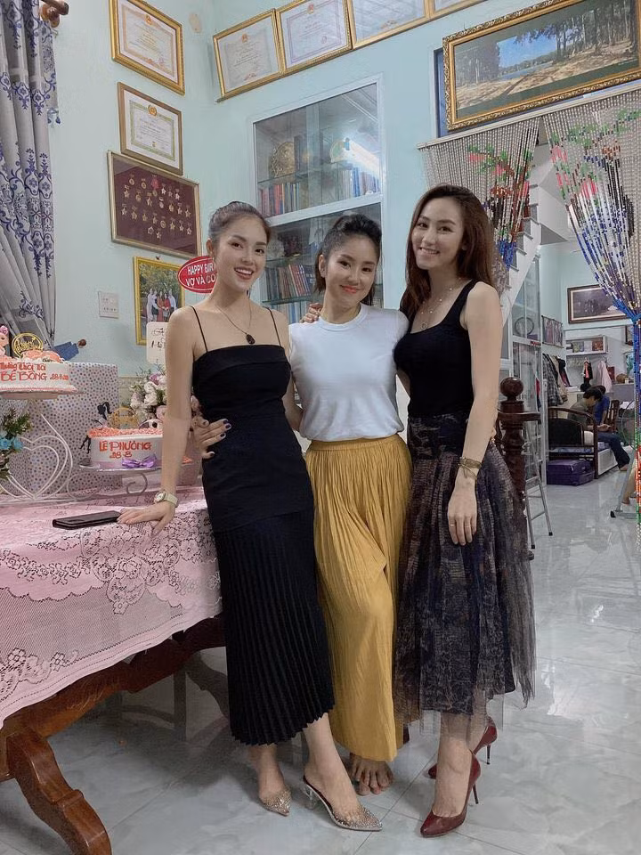 Ngọc Trinh hóa “Cô hầu gái” dù đã U40; Sơn Tùng phủ sóng “Sky Tour Movie” ở 190 quốc gia ảnh 5