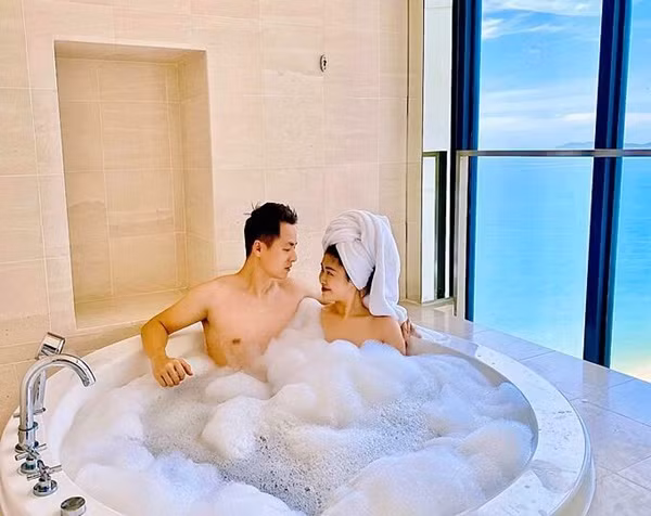 Showbiz 27/6: Nghi vấn hội bạn thân “cạch mặt” Chi Pu; Ngọc Trinh, Noo Phước Thịnh tình tứ ảnh 19