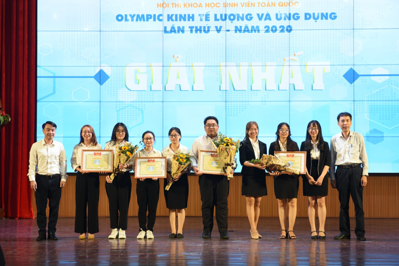 Sắc màu SV 29/6: Những “hot girl” gây sốt ở Học viện An ninh; áo phao GPS hỗ trợ ngư dân ảnh 5