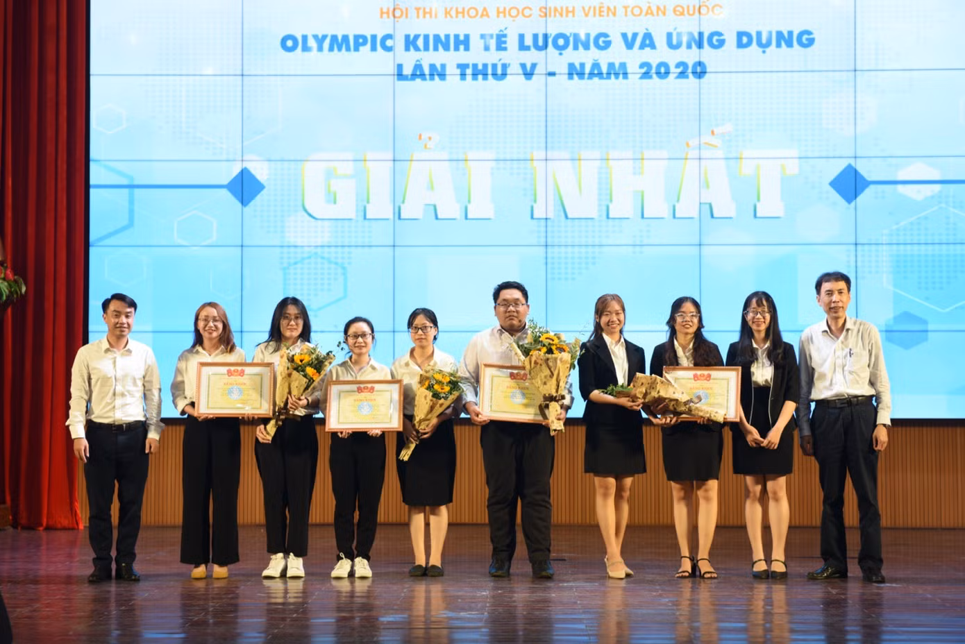 Sắc màu SV 29/6: Những “hot girl” gây sốt ở Học viện An ninh; áo phao GPS hỗ trợ ngư dân ảnh 5
