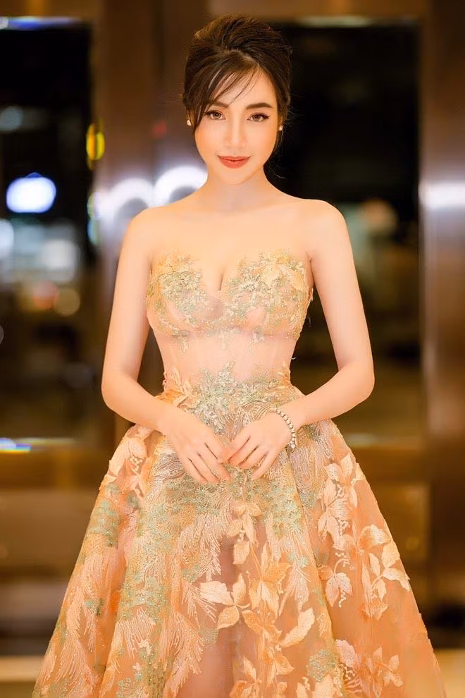 Elly Trần khoe lợi thế vòng một với các kiểu đầm cắt xẻ, Jack xuất hiện với diện mạo mới ảnh 9