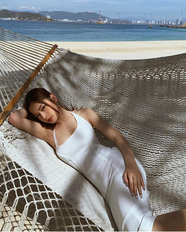 Showbiz 1/8: Chi Pu khoe vòng 1 cực nóng, Khả Ngân đón tuổi mới một mình ảnh 13