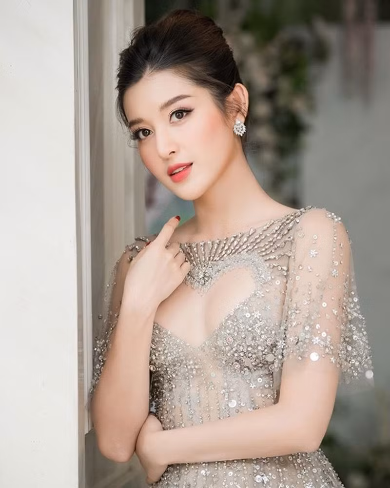Showbiz 7/7: Hồ Ngọc Hà lần đầu lộ bụng bầu, Thủy Tiên tiếp bước các mỹ nhân khoe eo thon ảnh 11