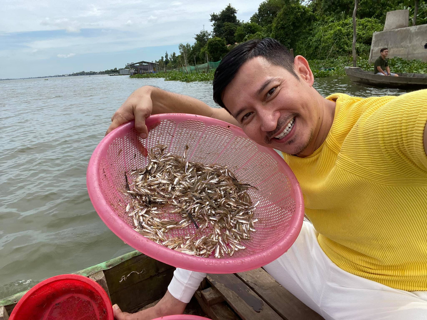 Showbiz 20/6: Hương Giang khoe body căng đét, Trương Ngọc Ánh - Trần Bảo Sơn tái ngộ ảnh 32