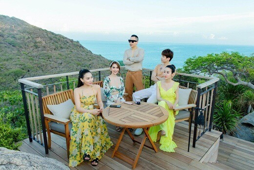 Ngọc Trinh tạo dáng... trên bàn ăn; Lan Khuê không được đi chơi vì lý do bất khả kháng ảnh 3