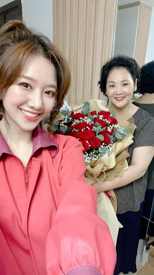 Hari Won, Nhật Kim Anh hạnh phúc bên mẹ; Angela Phương Trinh diện áo dài tại lễ Vu Lan ảnh 1