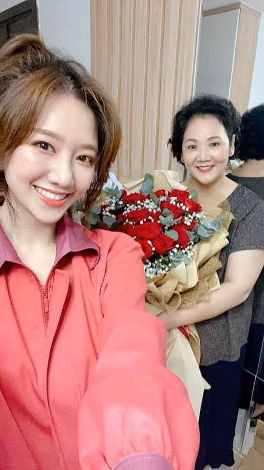 Hari Won, Nhật Kim Anh hạnh phúc bên mẹ; Angela Phương Trinh diện áo dài tại lễ Vu Lan ảnh 1