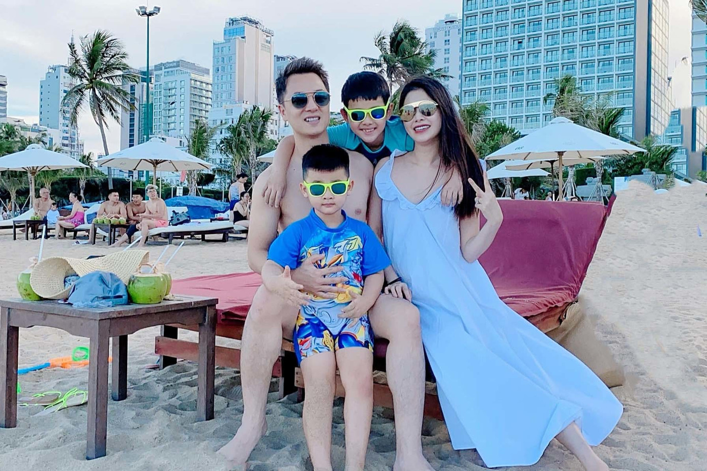 Showbiz 24/6: Đàm Thu Trang khoe bụng bầu, Hồ Ngọc Hà “đáp miếng” rạng rỡ mang song thai ảnh 11