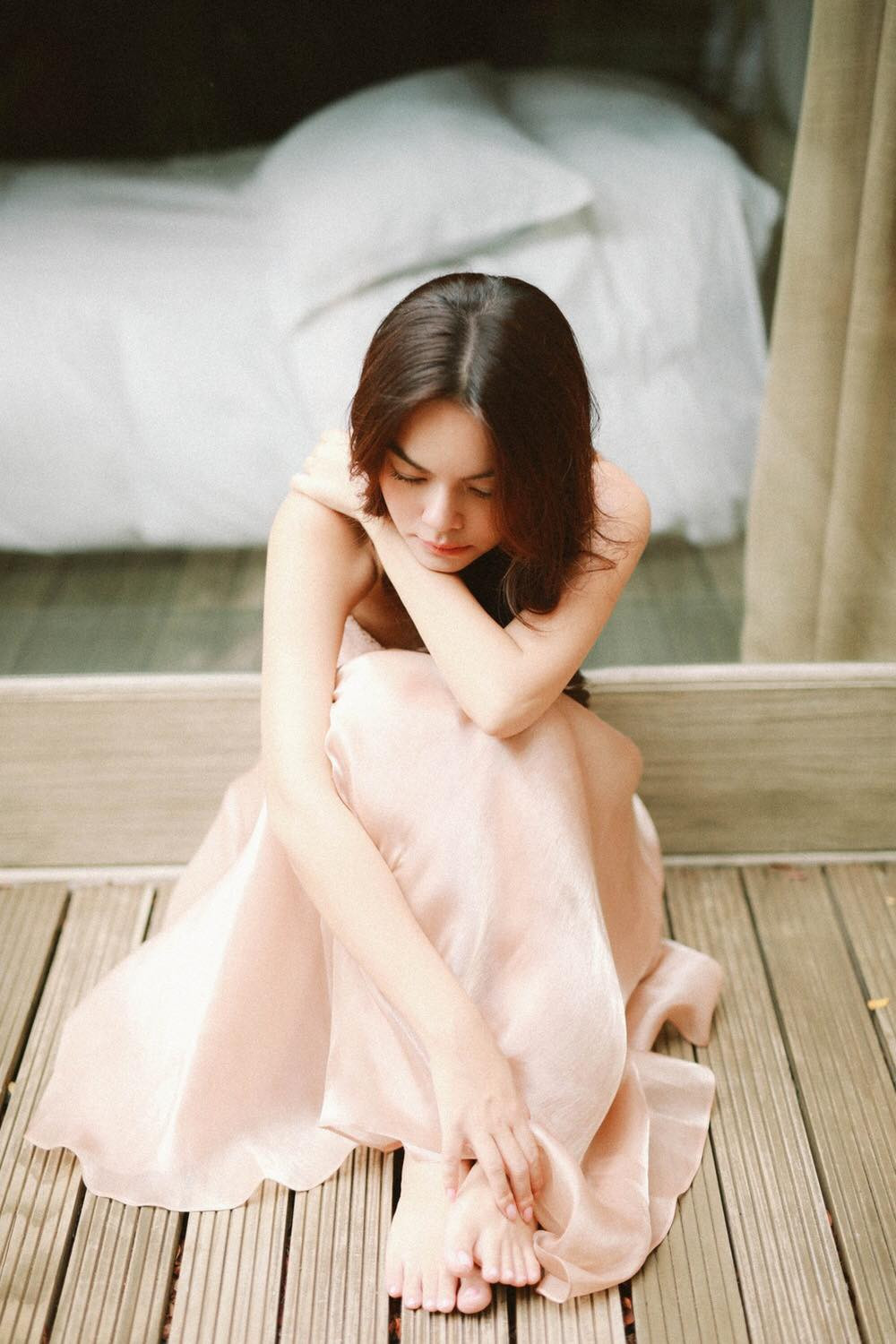 Hiền Hồ bất ngờ nữ tính với kiểu tóc mới; H'Hen Niê tự tin với túi cói đi chợ ảnh 23