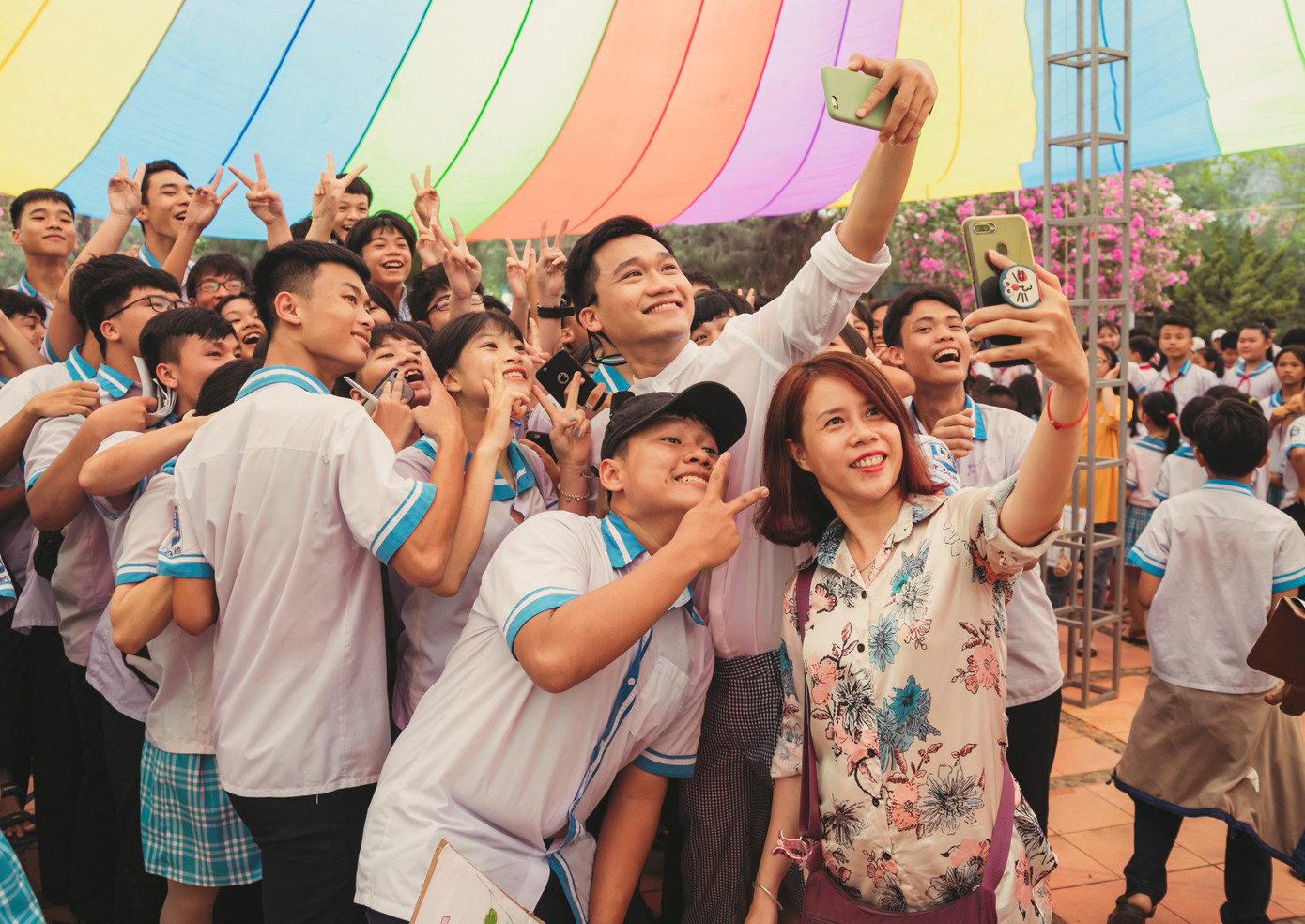 Showbiz 16/7: Xuân Nghị về thăm trường cũ; Sơn Tùng lọt Billboard Social 50 ảnh 8