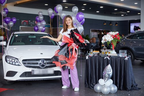 Showbiz 19/7: Hiền Thục phô diễn body, Hương Giang ướt át bên hồ bơi ảnh 8