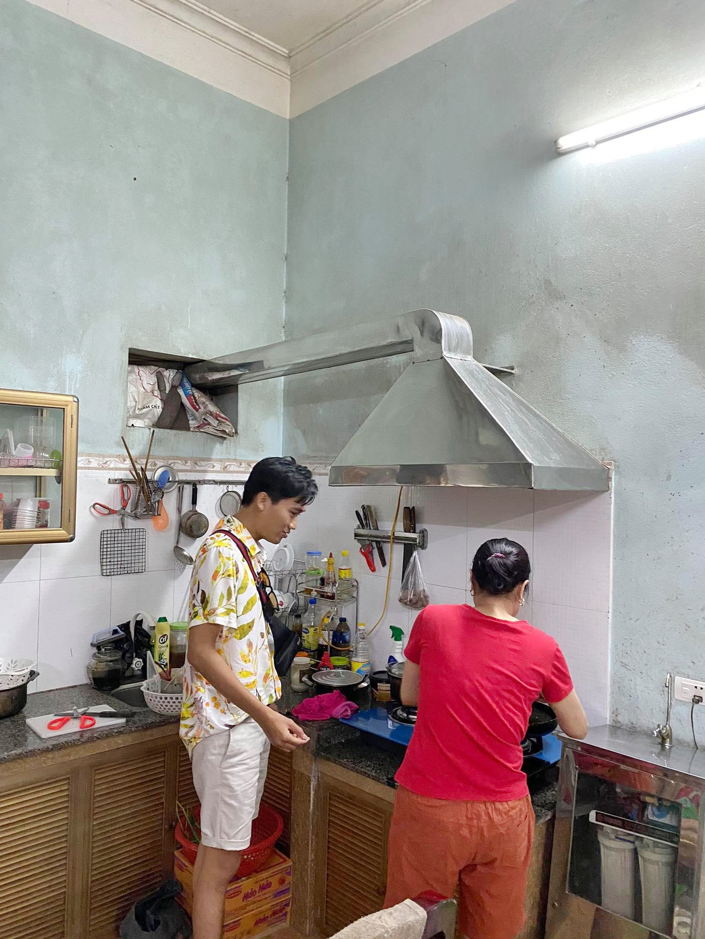 Không chỉ về nhà bạn gái ra mắt, “Mr.Cần Trô” còn giúp “mẹ vợ” livestream bán hàng ảnh 4