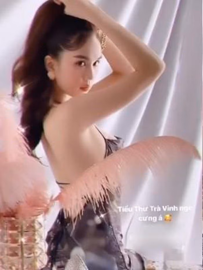 Ngọc Trinh tạo dáng... trên bàn ăn; Lan Khuê không được đi chơi vì lý do bất khả kháng ảnh 19