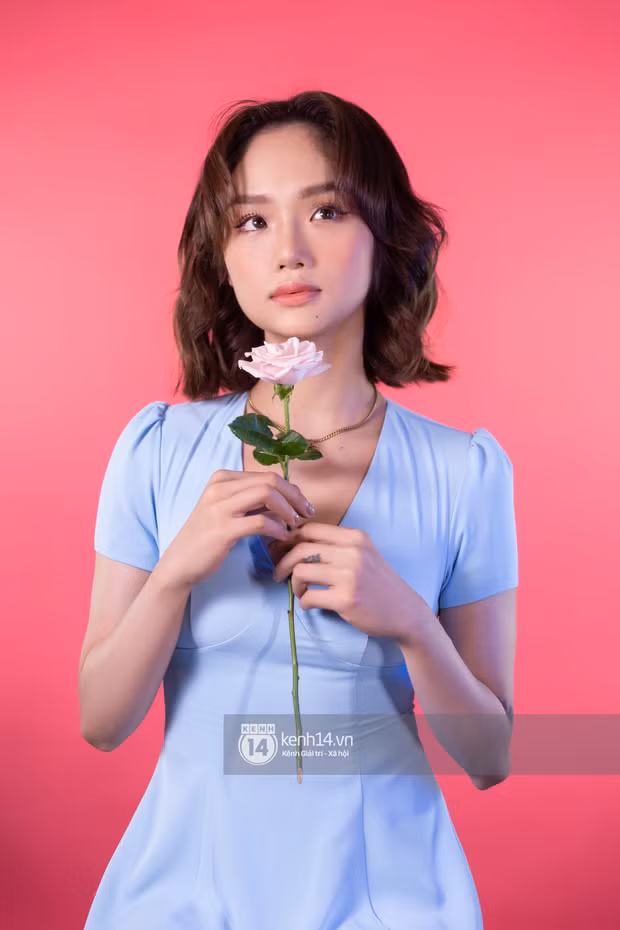 Showbiz 1/8: Chi Pu khoe vòng 1 cực nóng, Khả Ngân đón tuổi mới một mình ảnh 27