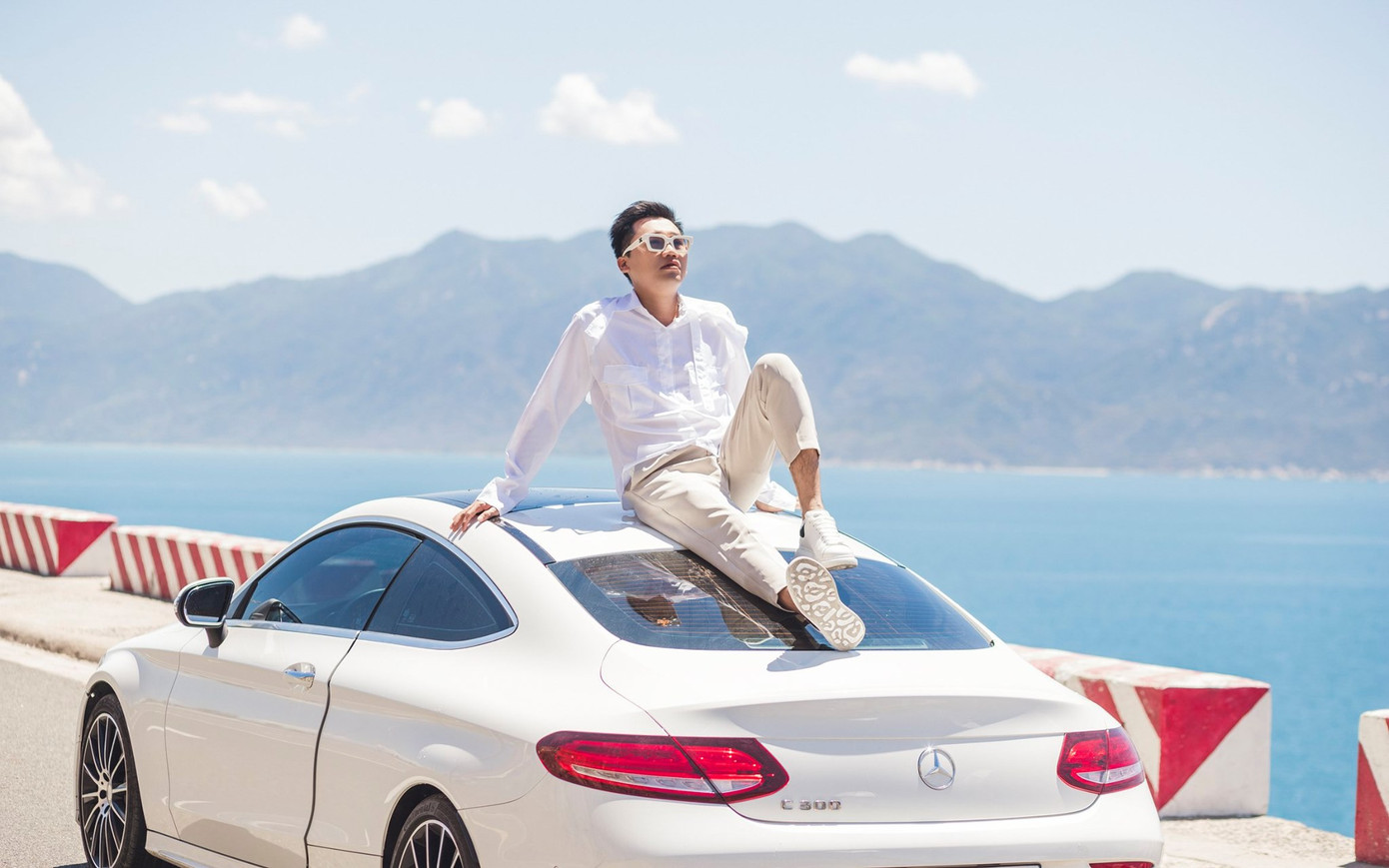 Xuân Nghị hóa “nam thần” điện ảnh khi tạo dáng trên nóc xế hộp tiền tỷ ảnh 6