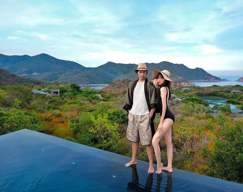 Showbiz 20/6: Hương Giang khoe body căng đét, Trương Ngọc Ánh - Trần Bảo Sơn tái ngộ ảnh 2