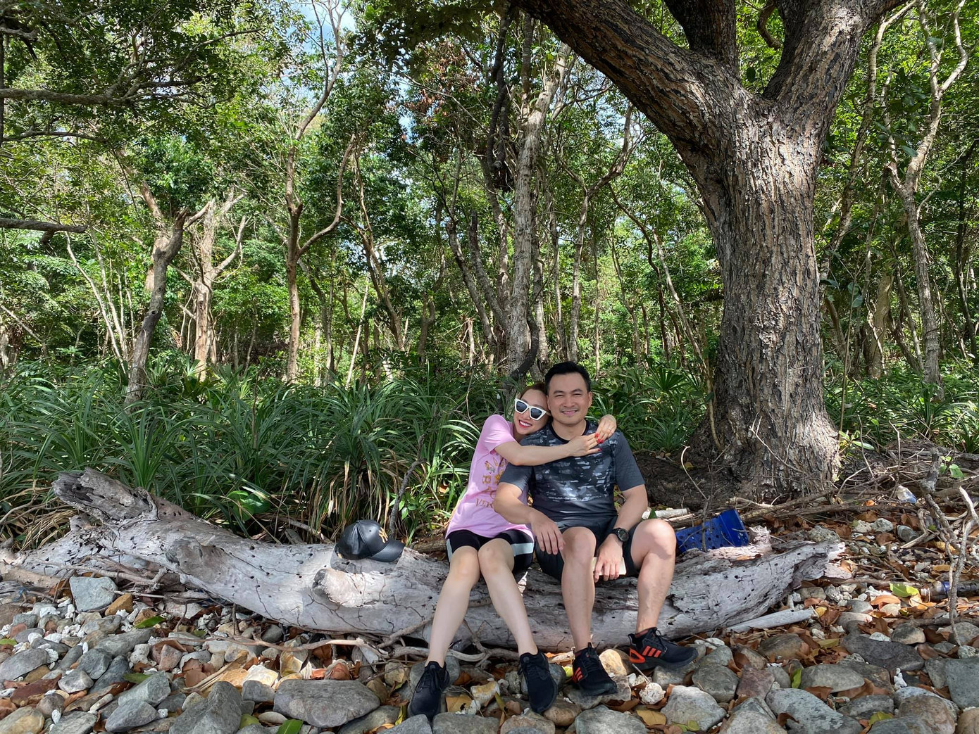 Showbiz 6/6: Đông Nhi mũm mĩm ở tháng thứ tư thai kì, Chi Pu đọ sắc với Ngọc Trinh ảnh 10