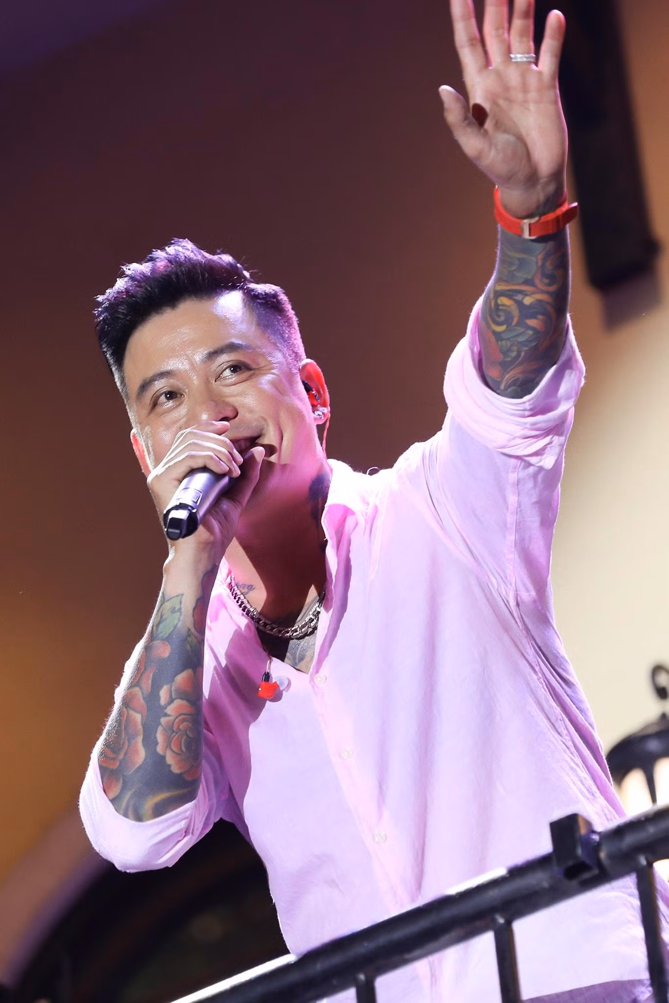 Showbiz 22/6: Hồ Ngọc Hà - Kim Lý hạnh phúc bên Subeo, Mai Phương Thúy khoe vòng 1 nảy nở ảnh 7