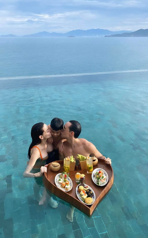 Showbiz 2/7: Hoài Linh bị... gà đá chảy máu chân, Thanh Hằng khoe vòng eo 51 gợi cảm ảnh 6