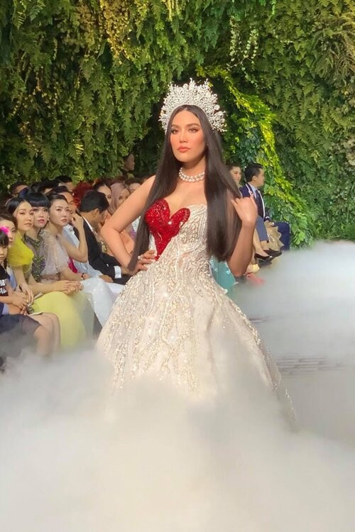 Showbiz 19/7: Hiền Thục phô diễn body, Hương Giang ướt át bên hồ bơi ảnh 4