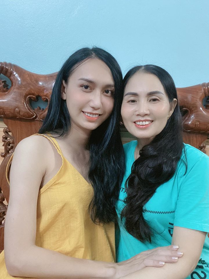 Showbiz 1/6: Vợ chồng Lê Phương dẫn 2 con đi biển đón 1/6, Khả Ngân khoe tóc mới cá tính ảnh 7