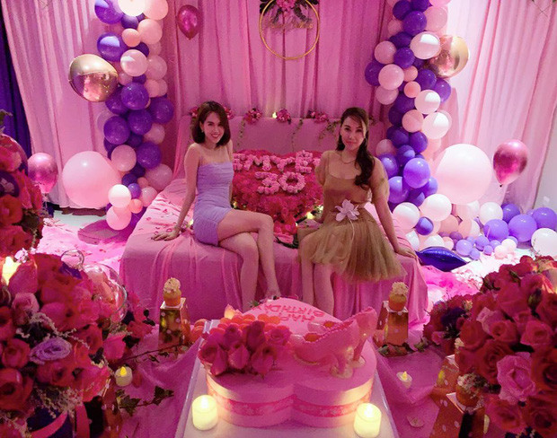 Showbiz 2/8: Phạm Quỳnh Anh khoe lưng trần gợi cảm, Sĩ Thanh diện đồ táo bạo ảnh 15