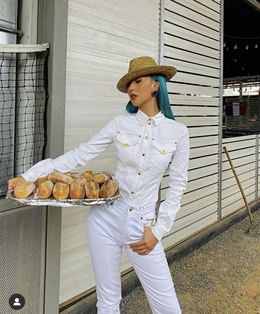 Hương Giang “tình tứ” trên du thuyền cùng bạn trai; Phạm Hương “đẫy đà” vì nghỉ dịch ảnh 1