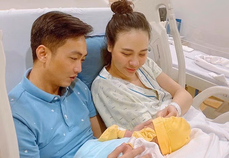 Đen Vâu và Lynk Lee xưng hô ngọt ngào trên MXH, Võ Hoàng Yến quyến rũ diện váy cổ V ảnh 18