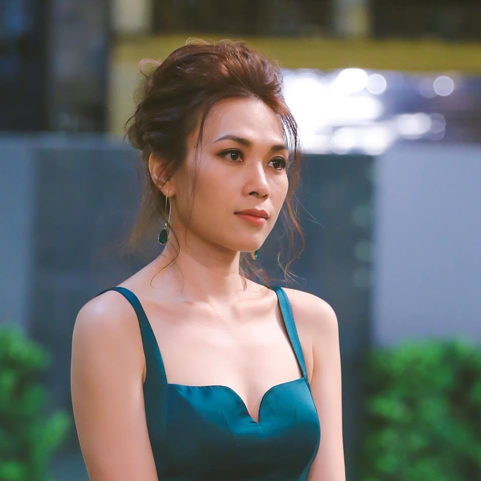 Mỹ Tâm phủ nhận tin đồn mang thai; Ngọc Trinh “táo bạo” diện đầm cắt xẻ hở gần hết ngực ảnh 27